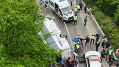 Sinop'ta öğrencileri taşıyan tur otobüsünün