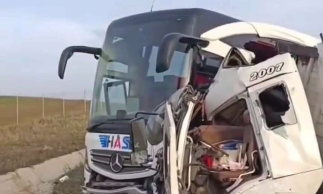 Ankara’da kamyon ile yolcu otobüsü çarpıştı: 1 ölü, 5 yaralı Ankara - Niğde Karayolunda
