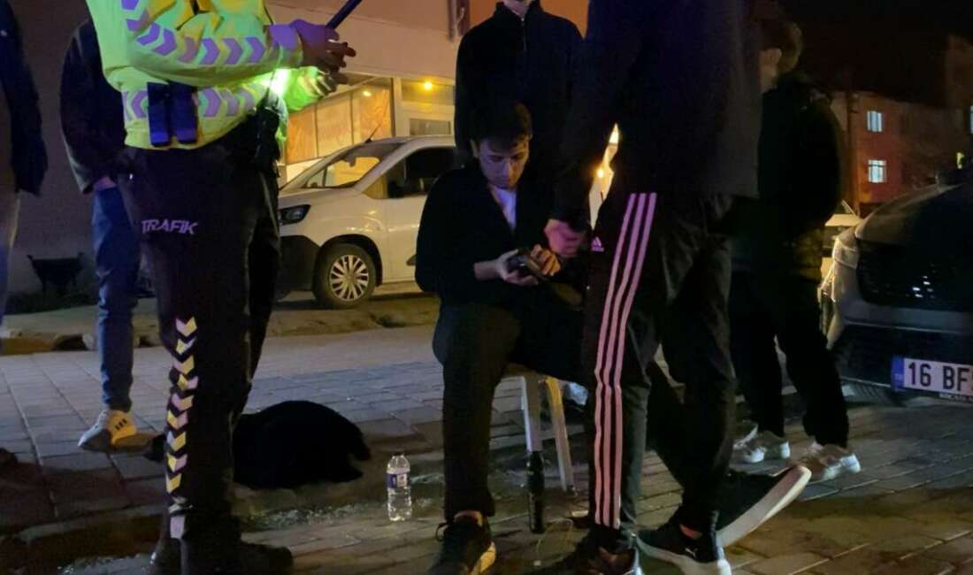 Direğe çarpan araçta 2 kişi yaralandı Bursa'nın İnegöl ilçesinde kontrolden