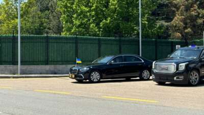 Ukrayna Devlet Başkanı Zelenskiy’i taşıyan uçak Ankara’ya indi