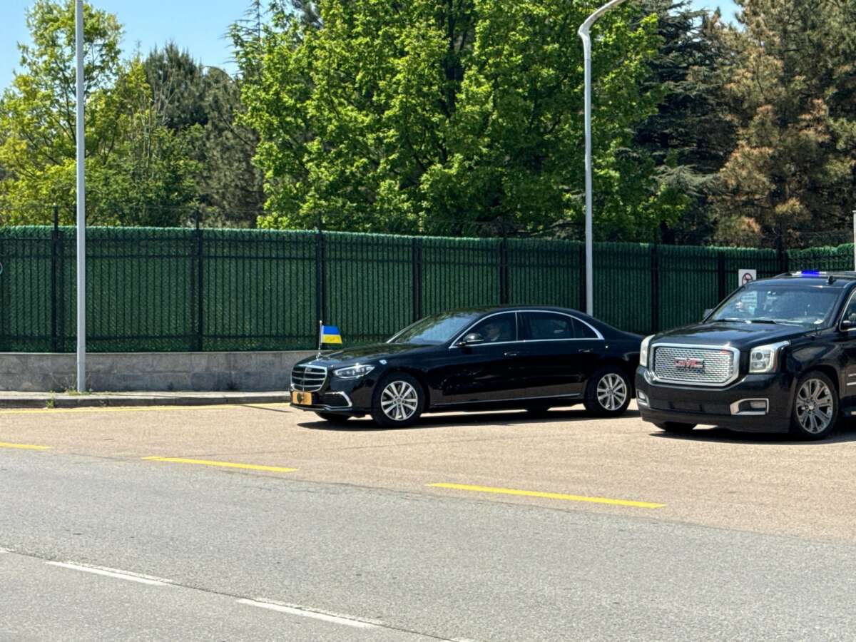 Ukrayna Devlet Başkanı Zelenskiy’i taşıyan uçak Ankara’ya indi