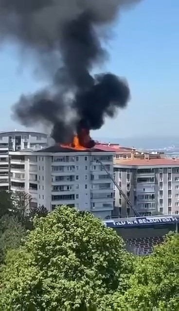  6 katlı binanı çatısı küle döndü