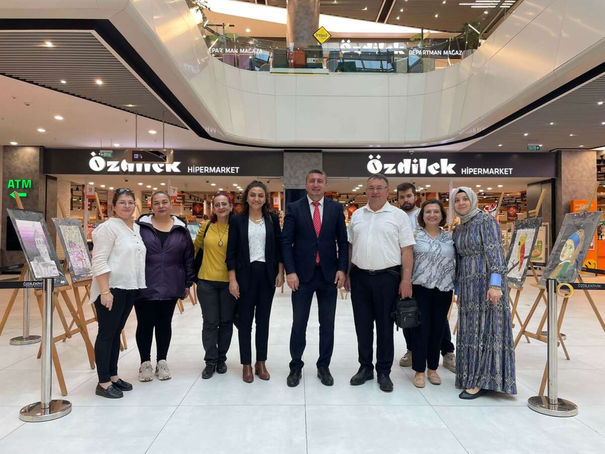 Ortaokul öğrencilerinden görsel sanatlar sergisi