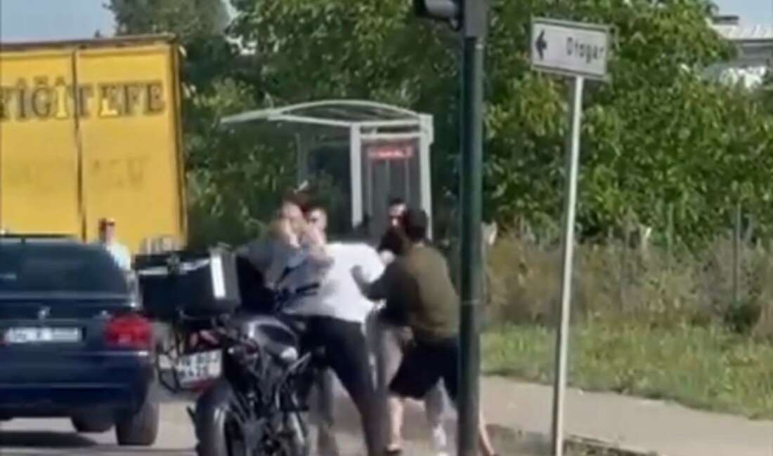 Anayol boks ringine döndü… Trafik durdu yumruklar havada uçuştu Bursa'da trafikte yaşanan yol