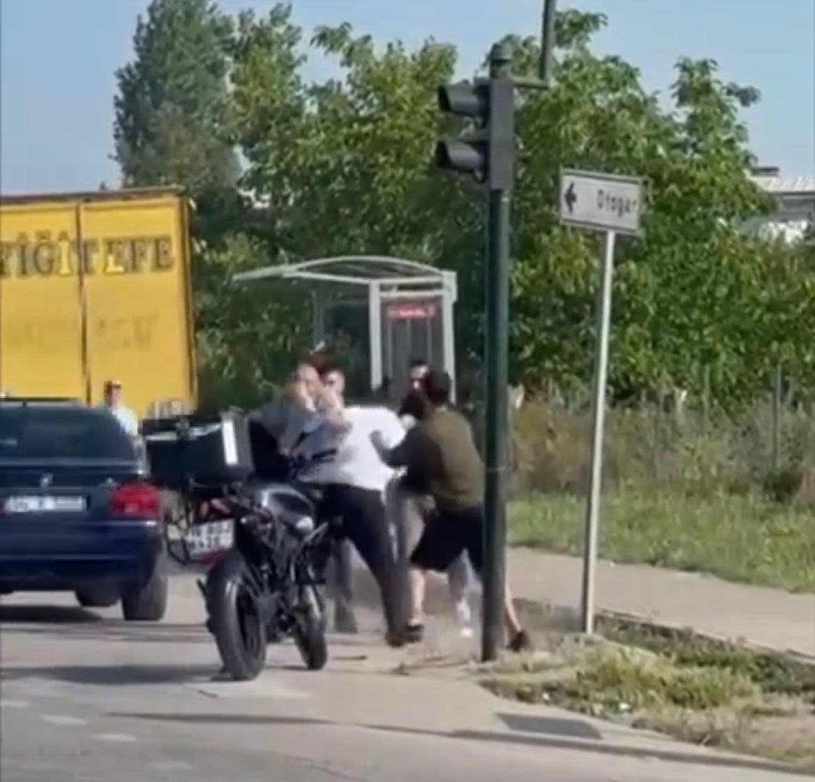 Anayol boks ringine döndü… Trafik durdu yumruklar havada uçuştu