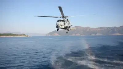Askeri helikopter tatbikat sırasında denize acil iniş yaptı