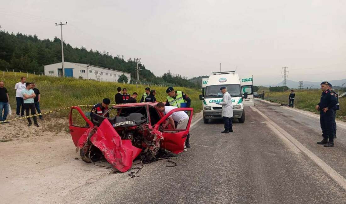 Bilecik'te 2 otomobilin kafa