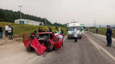 Bursa Bilecik’te 2 otomobil kafa kafaya çarpıştı: 3 ölü, 1 yaralı