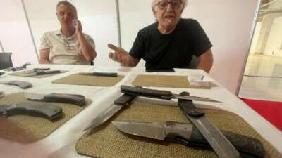 Bir resimle başladığı bıçakçılıkta 1200 avroluk çakılar yapıyor