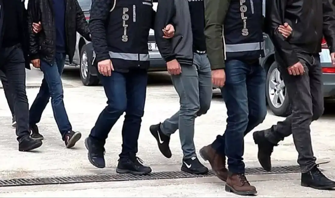 Bursa merkezli 25 ilde siber dolandırıcılara operasyon: 44 gözaltı Bursa Cumhuriyet Başsavcılığı koordinesinde, "Bilişim