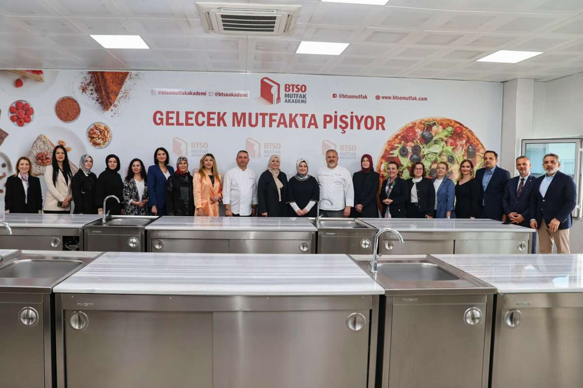Bursa protokolünün eşleri BTSO Mutfak Akademi’ye katıldı