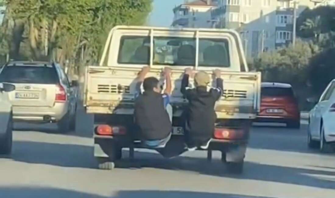 Kamyonetin arkasına tutunarak gidenler,