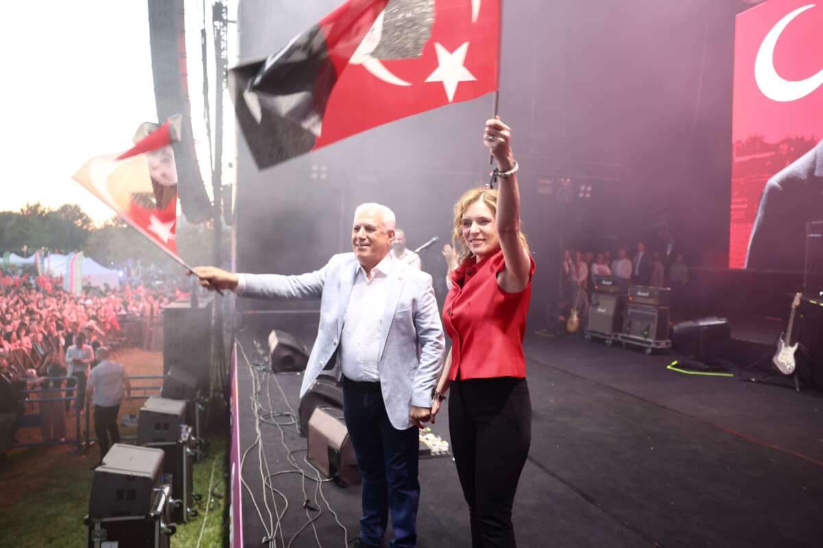 Bursa’da 19 Mayıs coşkusu ‘Mor ve Ötesi’ ile zirve yaptı