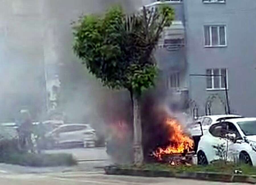 Bursa’da seyir halindeki otomobil alev aldı Bursa’da Güzelyalı Mahallesi Atatürk
