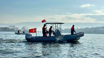 Bursa’da Uluabat Gölü’nde büyük operasyon…30 kişi suçüstü yakalandı