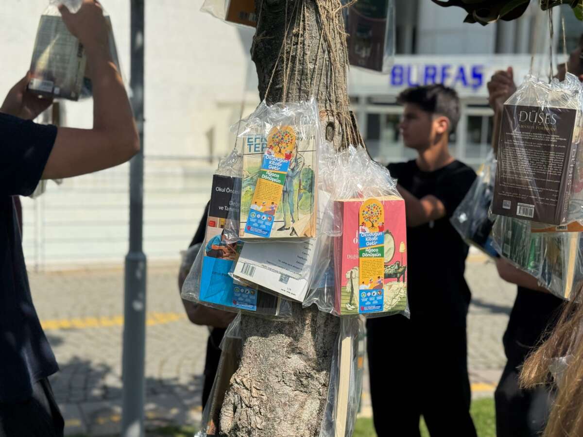 Bursa’da ağaçlar ‘kitap’ açtı