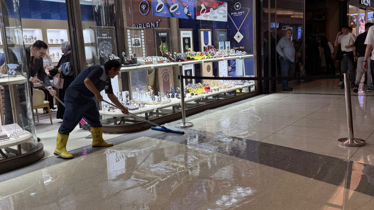 Bursa’da bir alışveriş merkezini su bastı Bursa'nın merkez Osmangazi ilçesinde