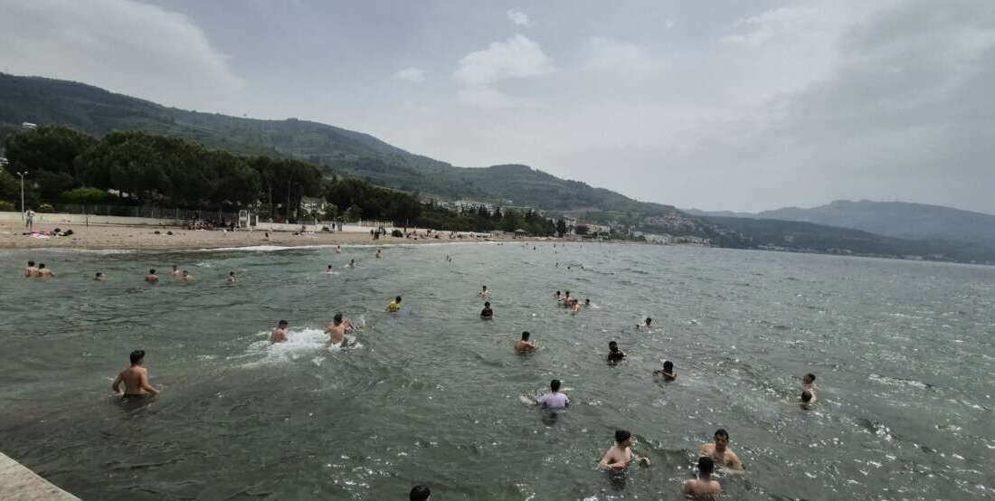 Bursa’da deniz sezonu erken açıldı Bursa'da hava sıcaklığının 35