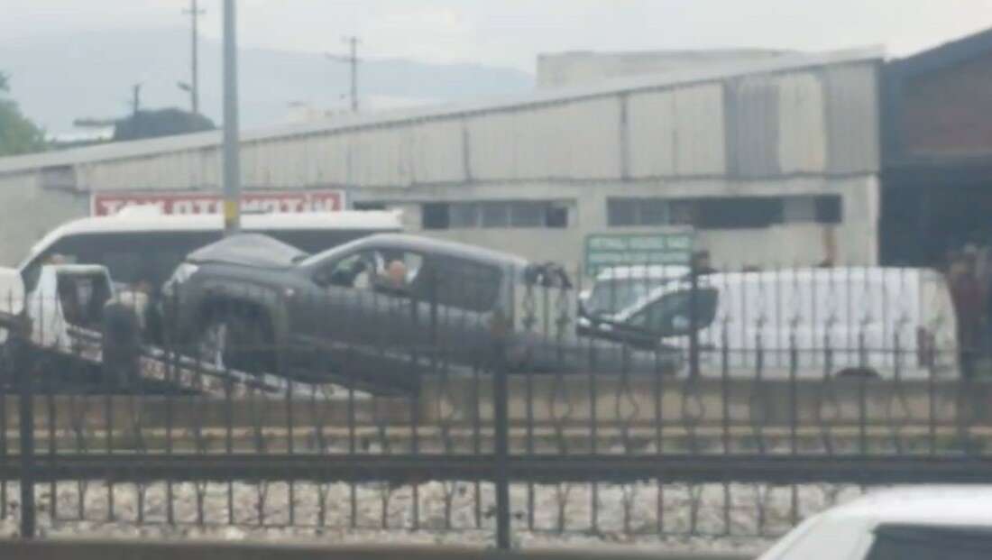 Bursa’da kontrolden çıkan araç durağa daldı Bursa'da iddiaya göre yağış