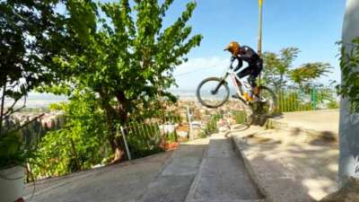 Bursa’da nefes kesen bir ilk…Dik merdivenlerden korkusuzca bisikletle iniyorlar