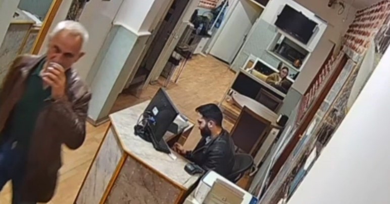 CHP Genel Başkanı Özgür Özel’e saldırıda bulunan şahsın saldırıdan önceki görüntüleri ortaya çıktı Önceki gün tedavi gördüğü