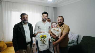 Enes Çelik’ten minik taraftara anlamlı ziyaret