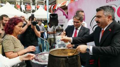 Erguvan Bayramı, Bursa Emir Sultan Meydanı’nda coşkuyla kutlandı