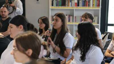 Genç oyuncu, öğrencilere “Hababam Sınıfı”nı okudu