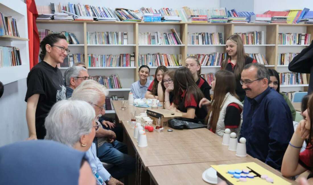 Huzurevi sakinleri ile liseli gençler bir araya geldi Bursa'da lise öğrencileri huzurevi