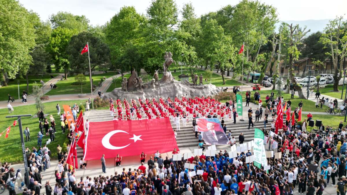 İnegöl’de 19 Mayıs coşkusu sokaklara taştı