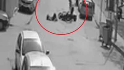 Bursa'da motosikletli kurye, cadde üzerinde