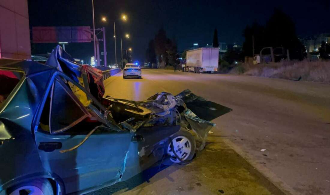 Kontrolden çıkan otomobil önce tıra sonra bariyerlere çarptı: 1 ağır yaralı Bursa'da seyir halindeki tıra