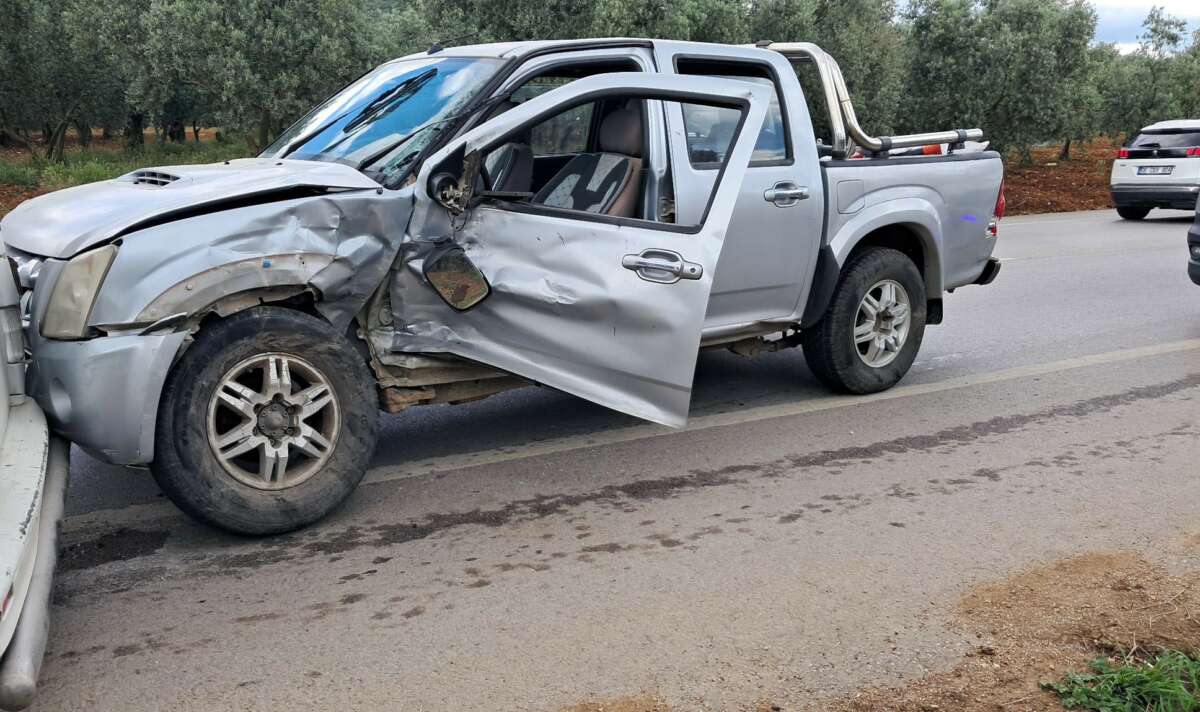  Minibüsle kamyonet çarpıştı: 2 yaralı