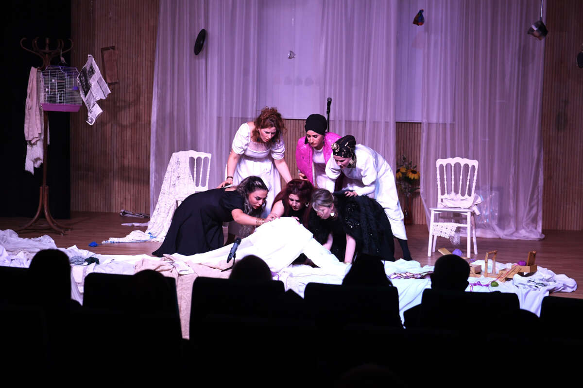 Osmangazili kadınlar Kozalar oyunu ile izleyici karşısında