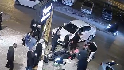 Otomobille motosikletin çarpıştığı kaza kamerada