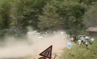 Ralli yarışında korku anları: Araç seyirci alanına savruldu