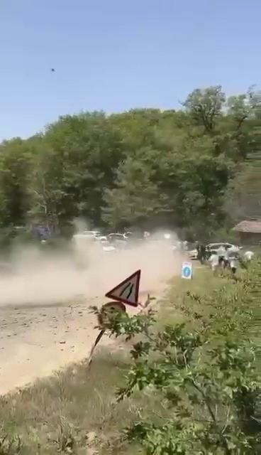 Ralli yarışında korku anları: Araç seyirci alanına savruldu Bursa'nın Keles ilçesinde düzenlenen