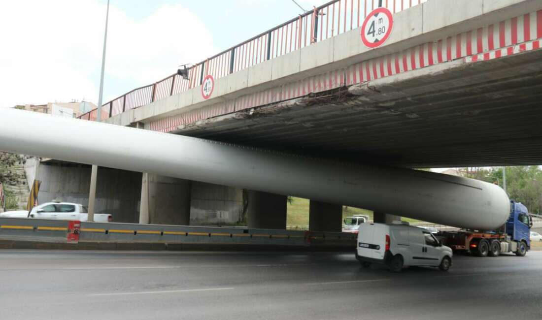 Eskişehir'de taşınan rüzgâr türbinin