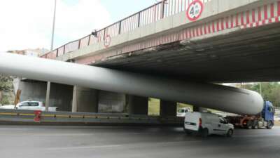 Rüzgar türbini köprüye takıldı