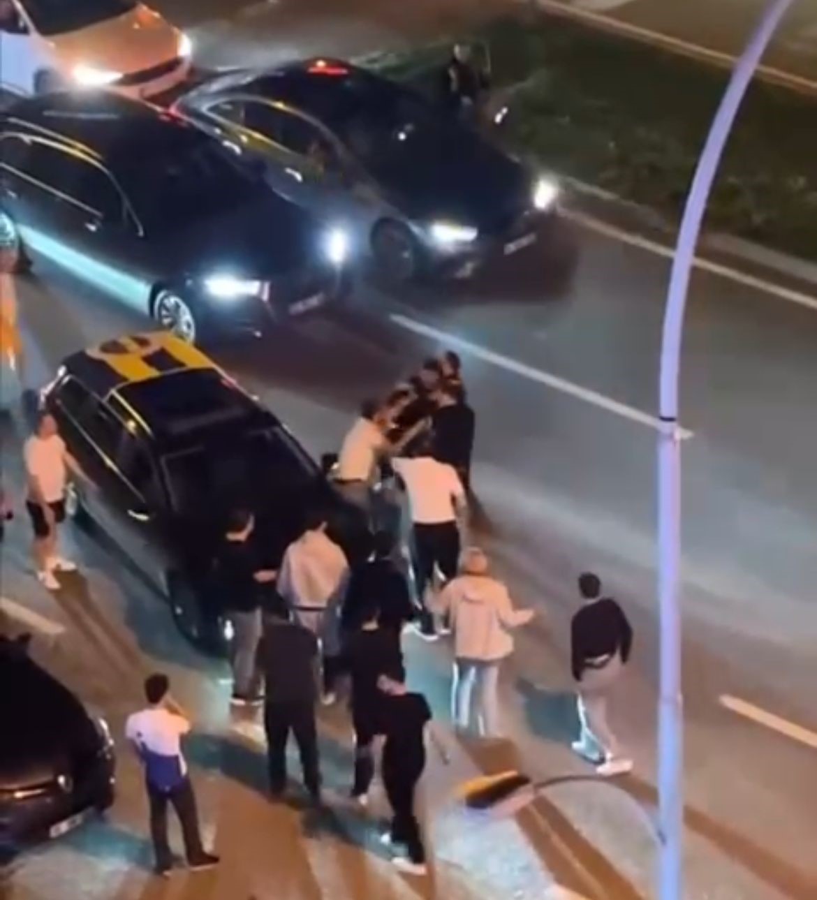 Şampiyonluk kutlamasında trafik durdu, yumruklar konuştu