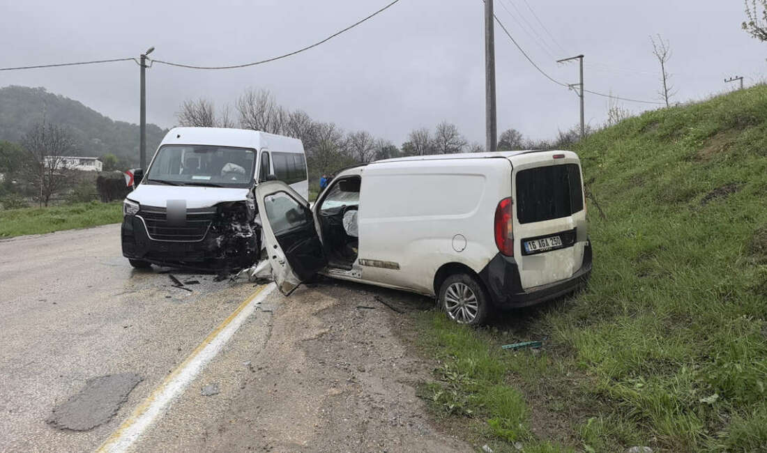 Servis minibüsüyle ticari araç çarpıştı: 13 kişi yaralandı Bursa'nın İnegöl ilçesinde işçileri