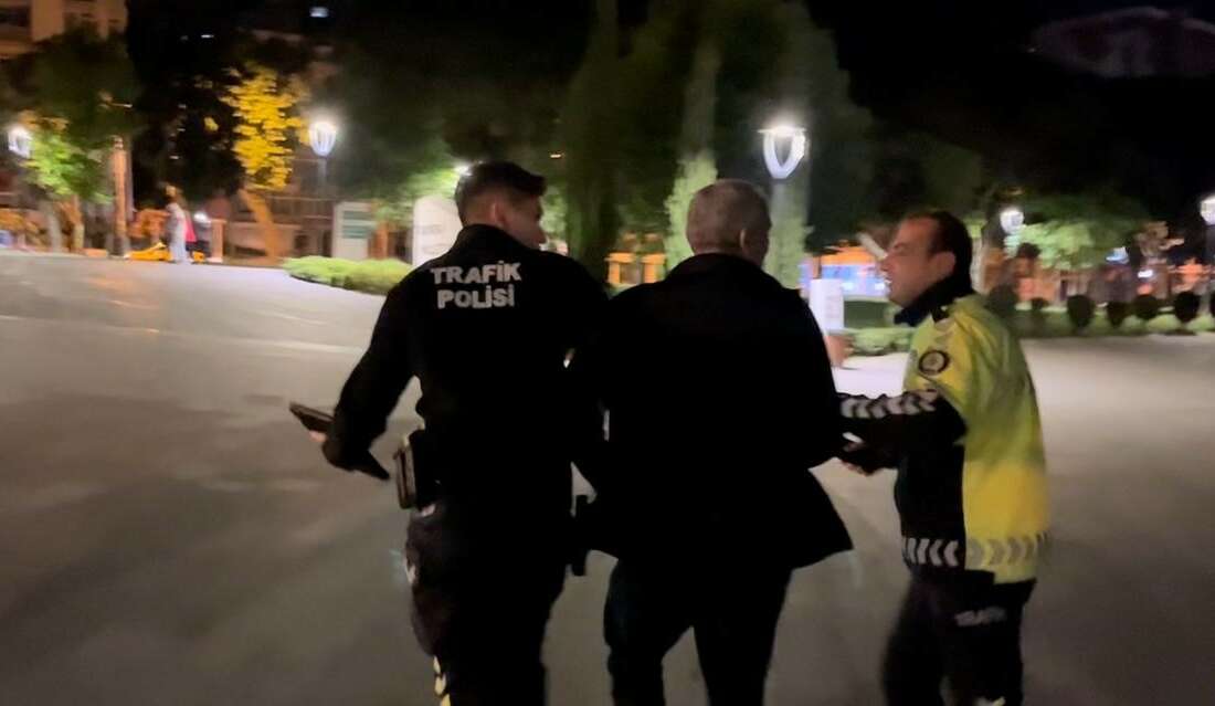 Uygulamayı görünce yaya kaçmayı denedi, yine yakalandı Bursa'da uygulama yapan ekipleri