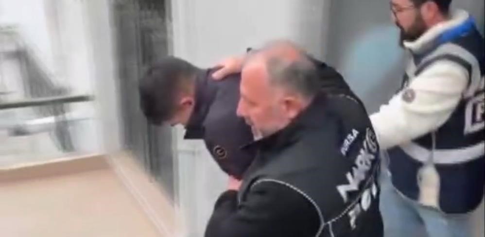 Zehir tacirlerine yapılan baskında 34 şüpheli tutuklandı Bursa'da uyuşturucu tacirlerine yönelik