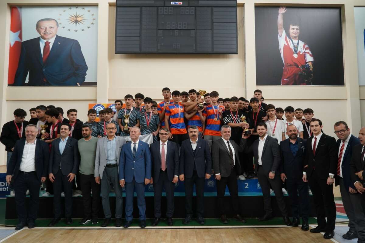 Bursa’da 77 okuldan 4 bin 50 öğrenci sporla buluştu