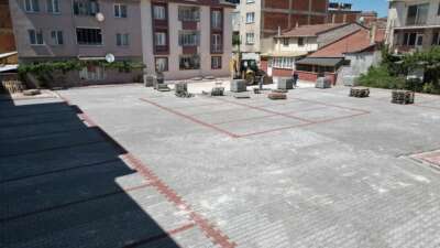 İnegöl’ün çıkmaz sokakları ücretsiz otoparka dönüşüyor