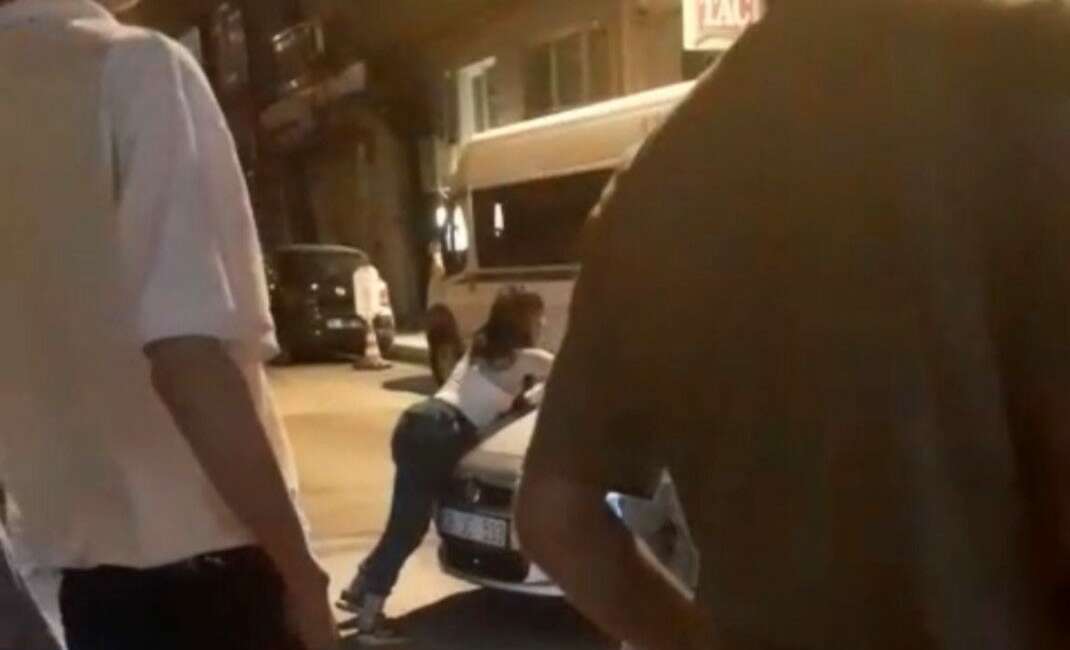 Bursa’da sokak ortasında film gibi olay: Kaputa asılan kadın araçla birlikte sürüklendi Bursa’da dün gece meydana