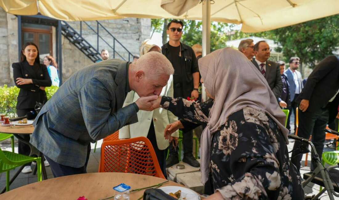 İstanbul Valisi Gül’den bayramın ilk günü anlamlı ziyaret İstanbul Valisi Davut Gül,