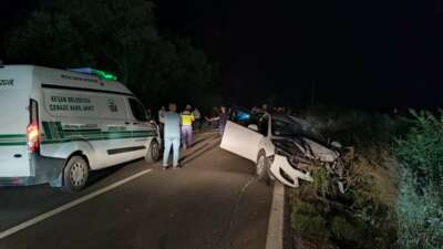 Otomobil ile çarpışan motosikletteki 2 kişi hayatını kaybetti