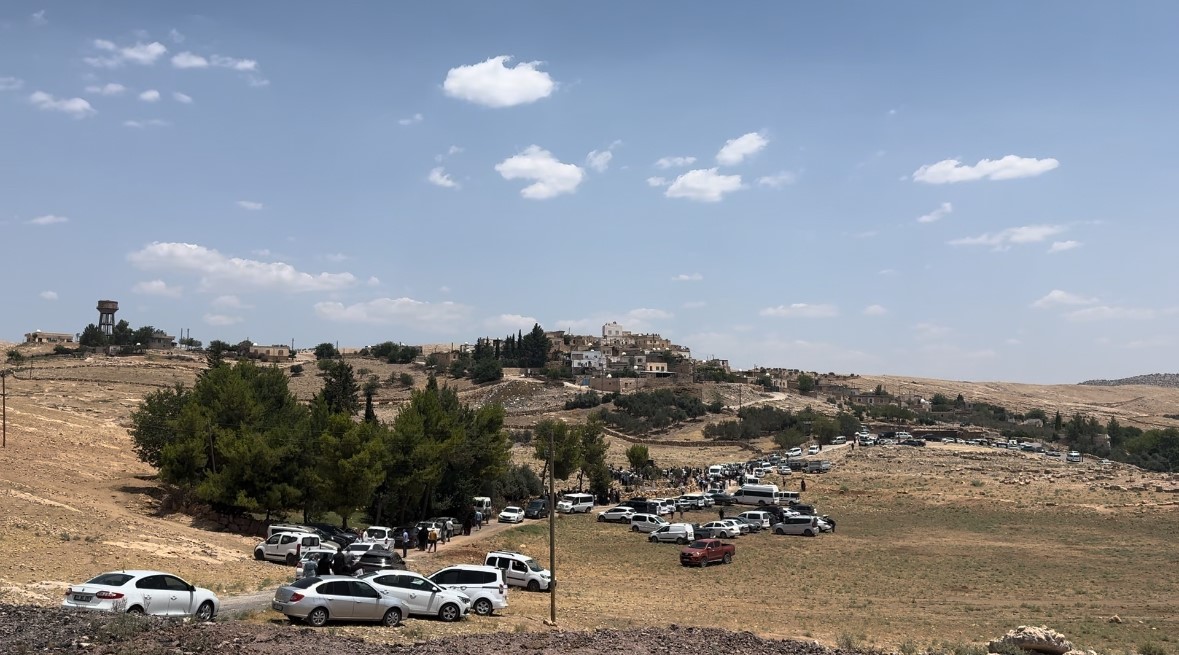  İzmir’de feci kazada hayatını kaybeden 3 kardeş Mardin’de toprağa verildi