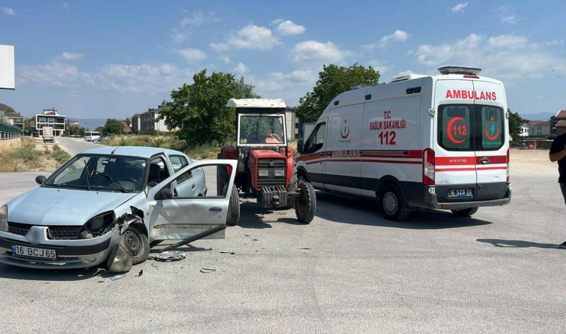 Otomobil ile traktör çarpıştı: 1 yaralı Bursa'nın İnegöl ilçesinde meydana